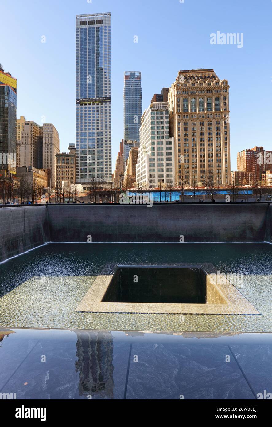 New York City - 15. April: Das One World Trade Center- und Gedenkstätte in New York mit blauem Himmel am 15. April 2016 Stockfoto