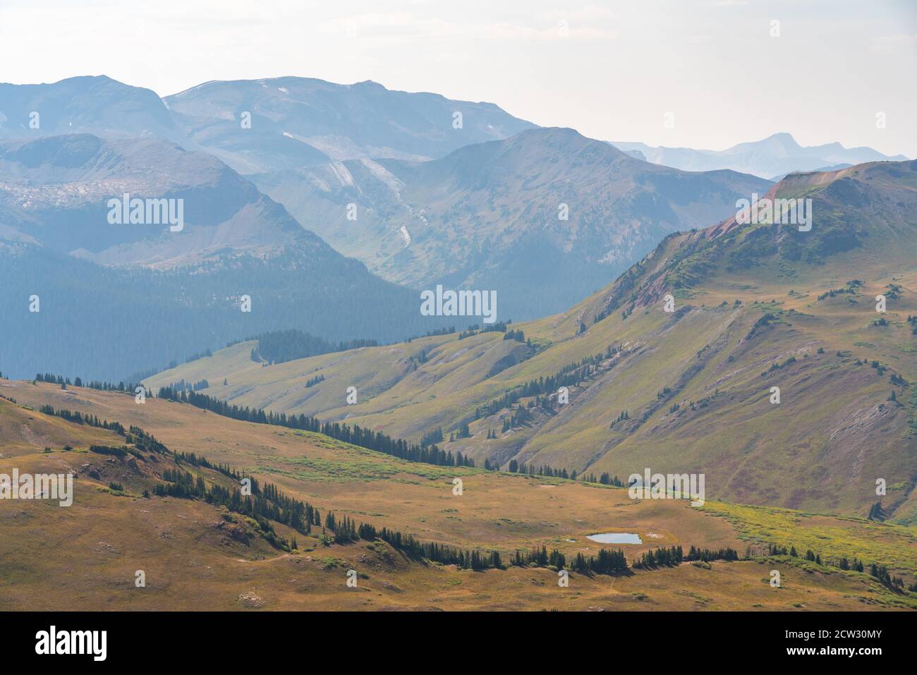 Unglaubliche Aussicht auf die Rocky Mountains von 13.000 Fuß entlang der Four Pass Loop in der Nähe von Aspen, Colorado. Stockfoto