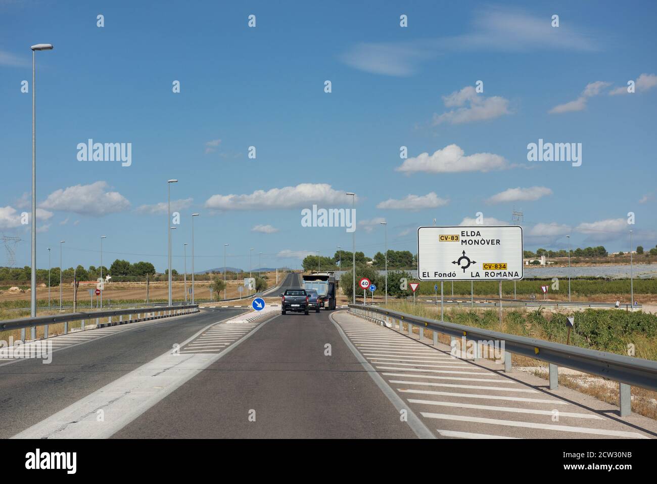 Landstraße und ein Kreisverkehr Stockfoto