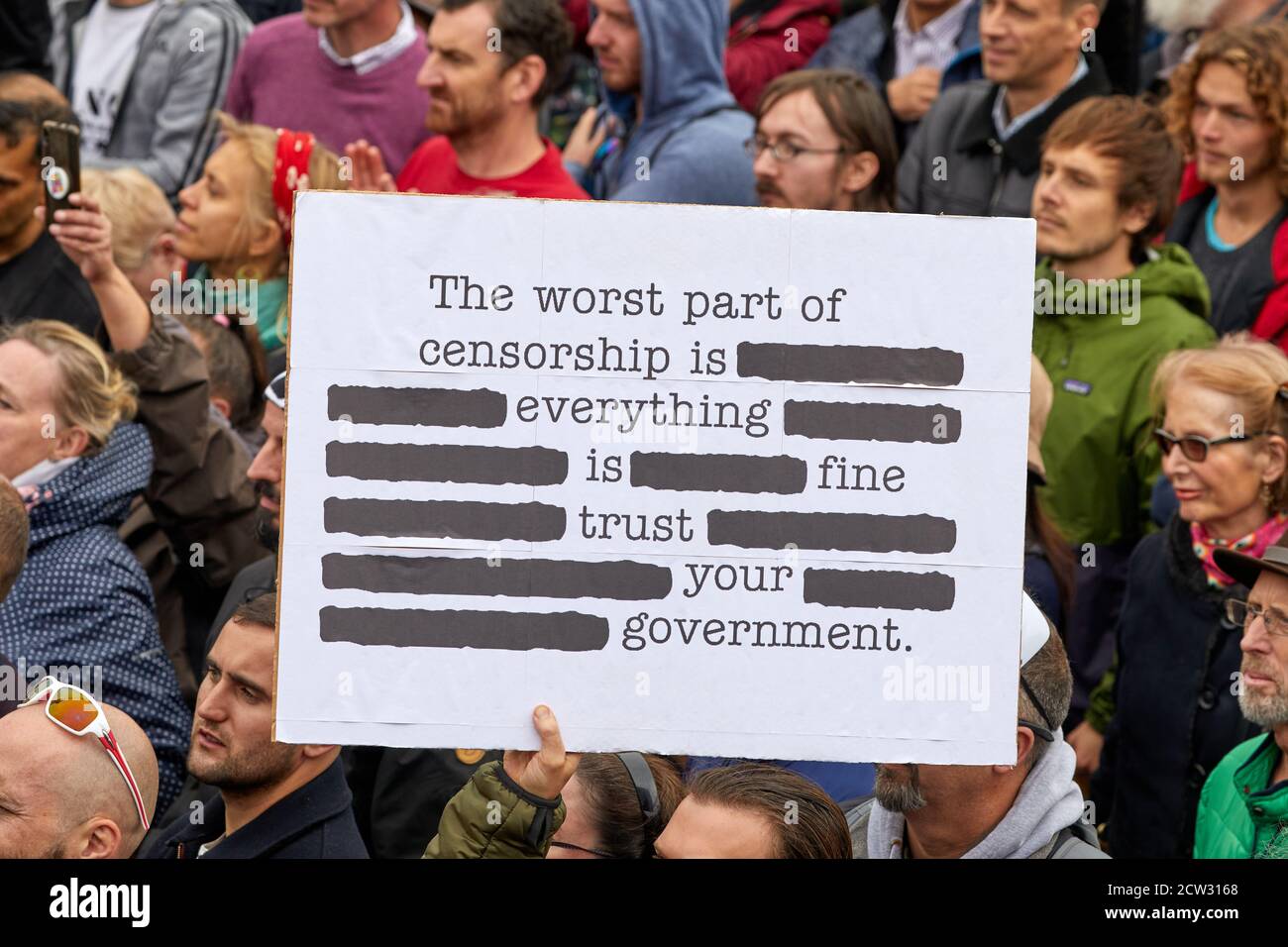 London, Großbritannien. - 26. September 2020: Ein Plakat, das während der Coronavirus-Pandemie den Regierungsvorschriften kritisch gegenübersteht, wird bei einem Protest auf dem Trafalgar Square hochgehalten. Stockfoto