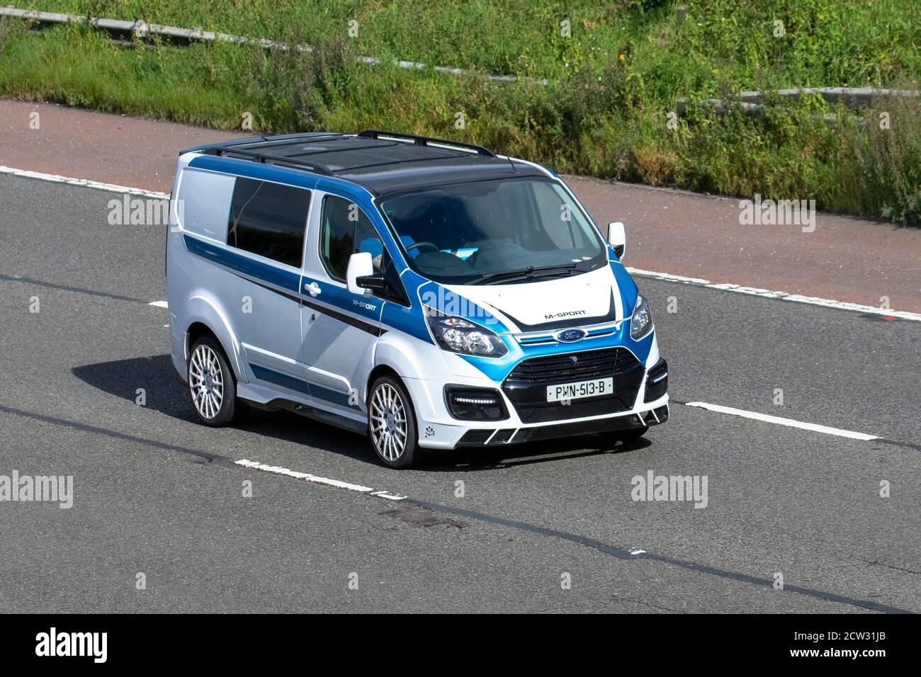 M-Sport weiß blau Ford Wohnmobile, Transporter, Wohnmobil, Wohnmobil, Wohnmobil-Umbau, Umbau von Kleinbussen, Bus, Wohnmobile, Reisen auf der Autobahn M6, YK Stockfoto