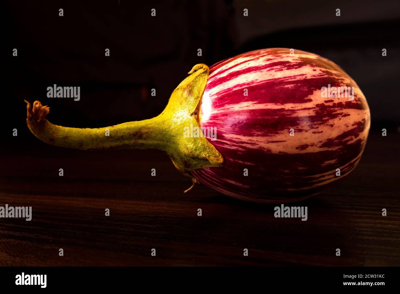 Eine Nahaufnahme von frischen Auberginen isoliert auf braun strukturiert Tisch in der Küche Stockfoto
