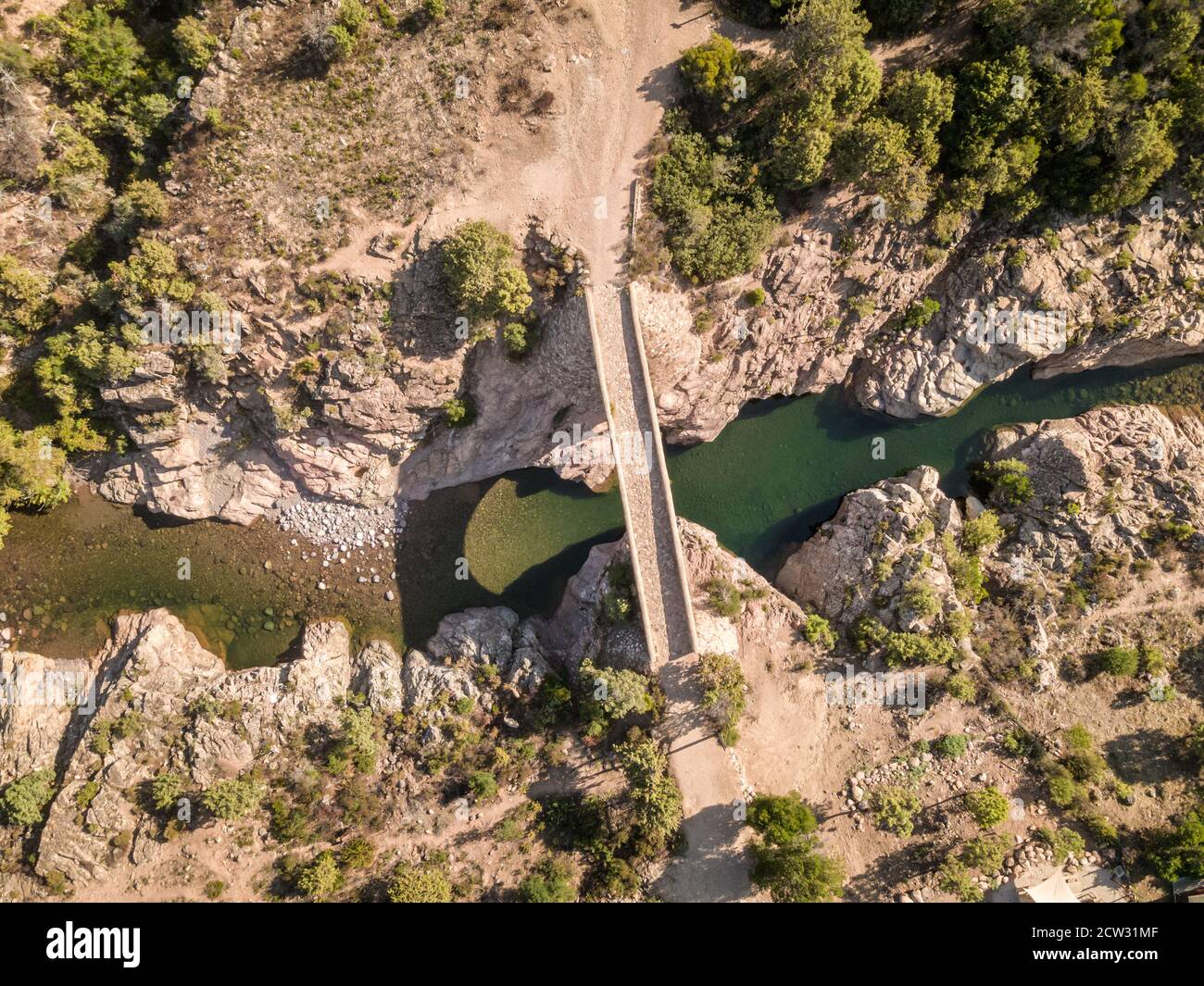 Blick aus der Vogelperspektive auf die Ponte Vecchiu Steinbrücke Der Fango Fluss bei Galeria auf Korsika Stockfoto