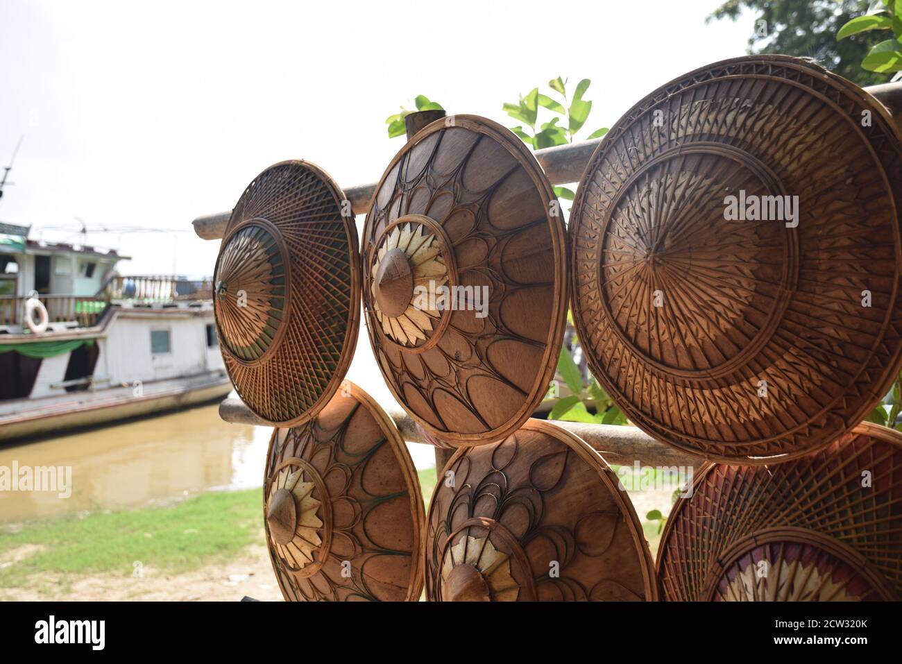 Konische burmesische Strohhüte in einem kleinen Geschäft in Min Kun, Myanmar verkauft Stockfoto