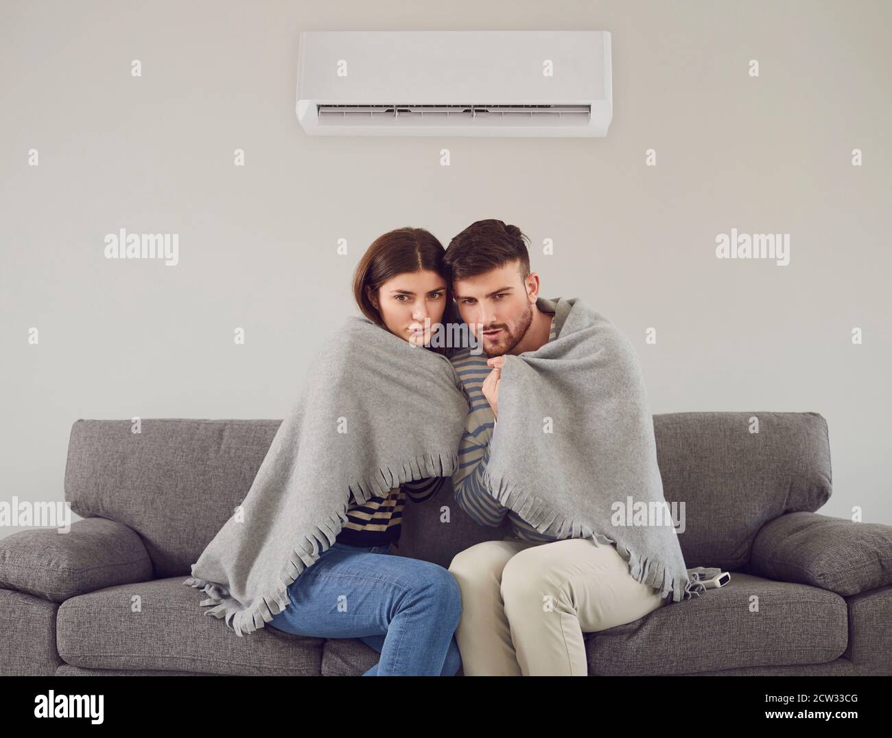 Eiskalt Pärchen in kühlen Zimmer kuscheln in karierten Stockfoto