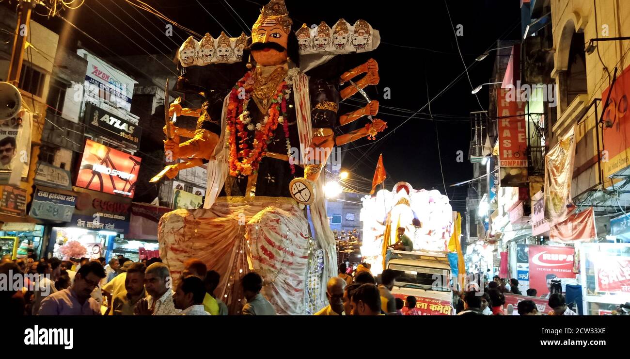 BEZIRK KATNI, INDIEN - 08. OKTOBER 2019: Riesige Ravana Monster Statue Präsentation auf hindu religiöse Road Show für vijayadashami dussehra Veranstaltungen. Stockfoto