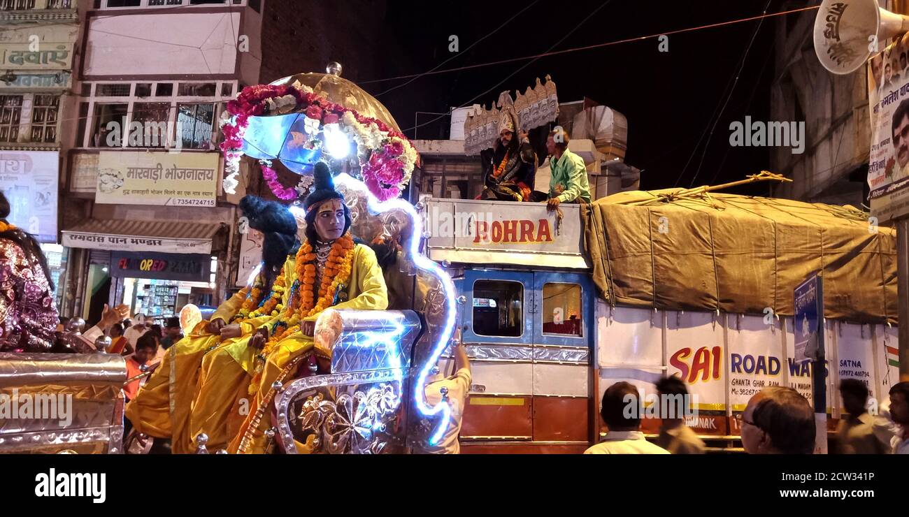 DISTRIKT KATNI, INDIEN - 08. OKTOBER 2019: Lord Rama Rath Yatra auf der hindu Religious Road Show für vijayadashami dussehra Veranstaltungen. Stockfoto