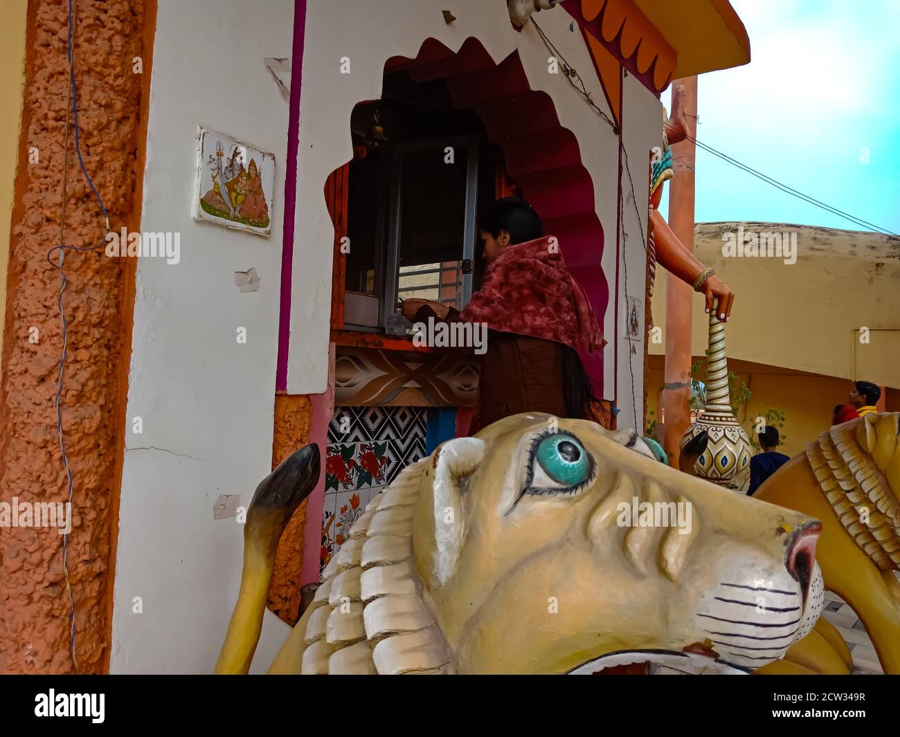 BEZIRK KATNI, INDIEN - 10. OKTOBER 2019: Löwenstatue Nahaufnahme an Stechpalme Platz am Lord durga Tempel geschossen. Stockfoto