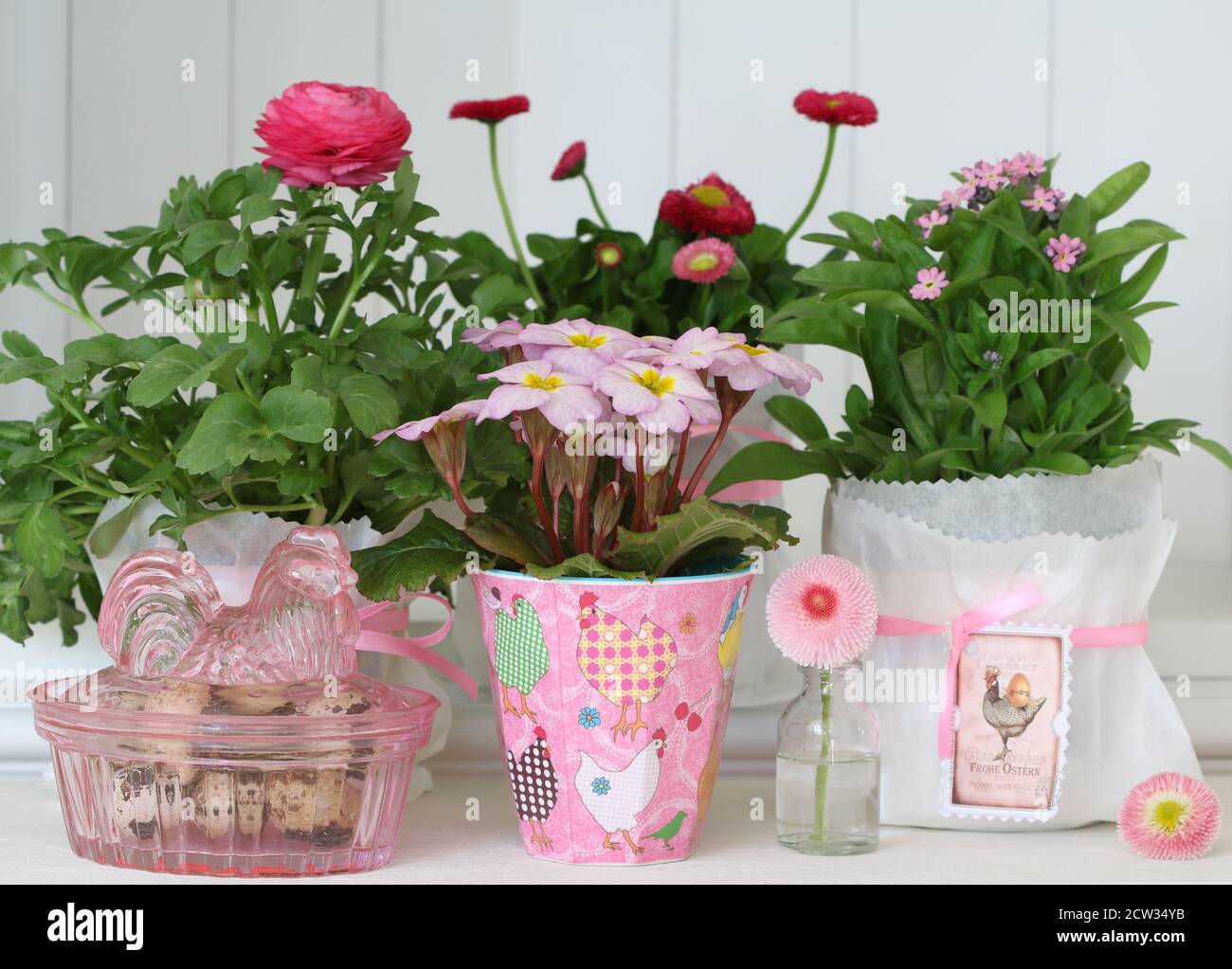 osterdekoration mit rosa Frühlingsblumen Stockfoto