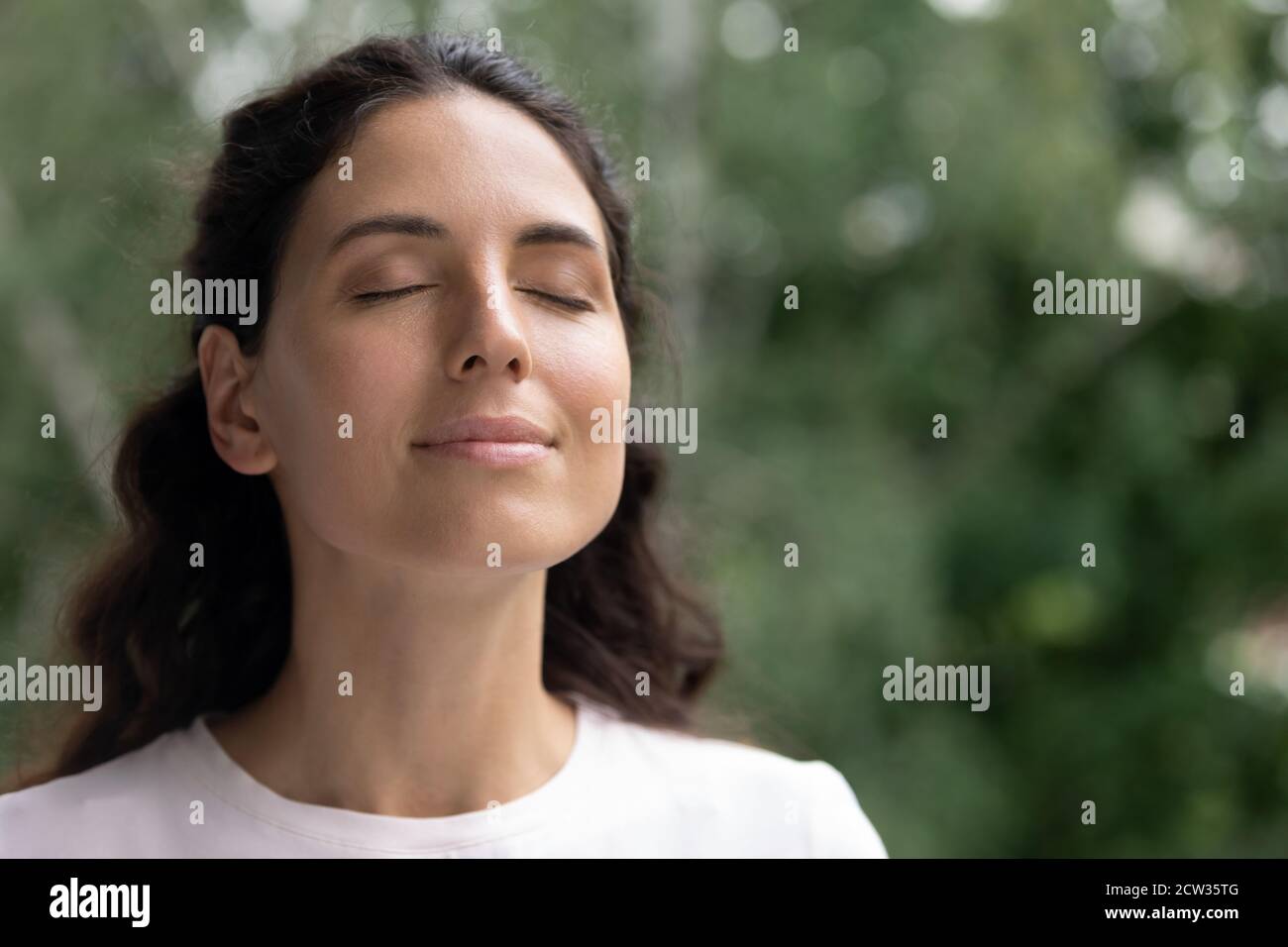 Glückliche Frau atmen frische Luft träumen mit geschlossenen Augen Stockfoto
