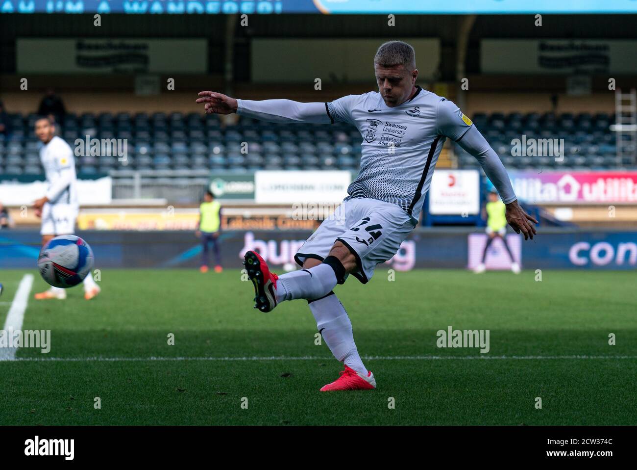 High Wycombe, Großbritannien. September 2020. Jake Bidwell aus Swansea City während des Sky Bet Championship-Spiels zwischen Wycombe Wanderers und Swansea City im Adams Park, High Wycombe, England am 26. September 2020. Foto von Liam McAvoy. Kredit: Prime Media Images/Alamy Live Nachrichten Stockfoto