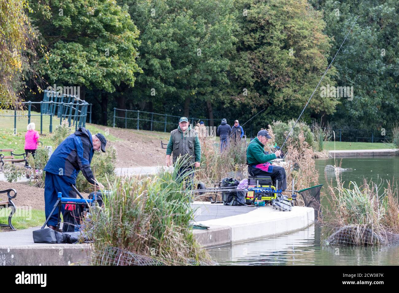 Northampton. September 2020. UK Wetter: Angelspiel auf dem See in Abington Park an einem kalten windigen und hellen Morgen. Kredit: Keith J Smith./Alamy Live Nachrichten Stockfoto