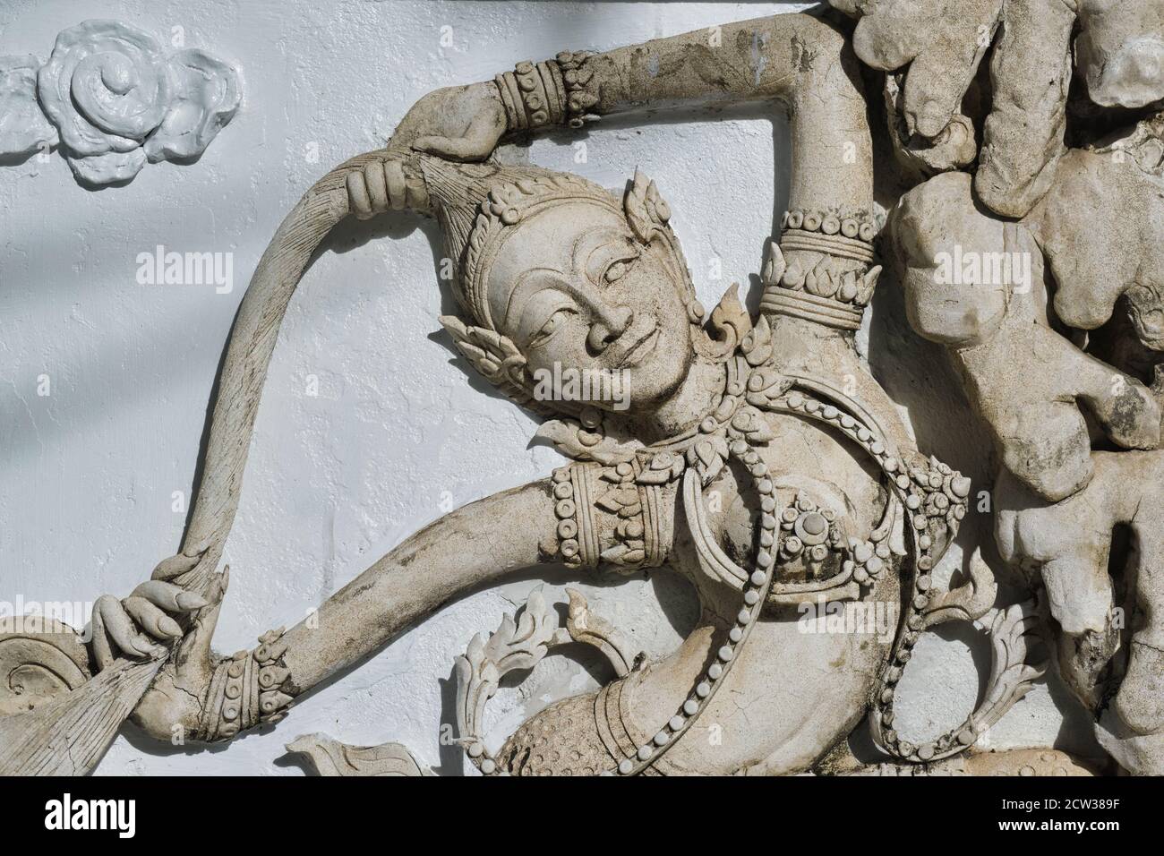 Fries der mythischen buddhistischen Figur Phra Mae Thorani, die Wasser aus ihren Haaren wringt, um den Dämon Mara zu ertränken; auf dem Gelände des Wat Suthat, Bangkok, Thailand Stockfoto