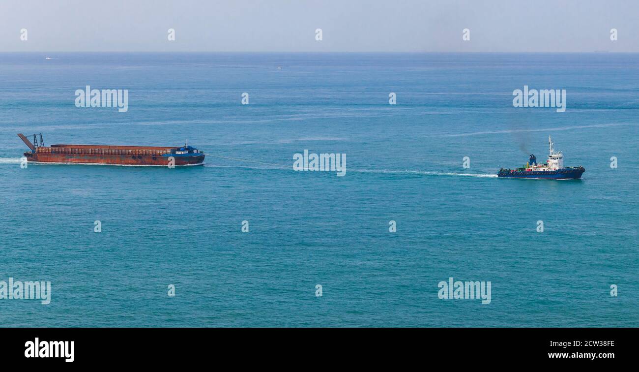 Schlepper schlepper einen Lastkahn auf der Japanischen See, Busan Hafengebiet, Südkorea Stockfoto