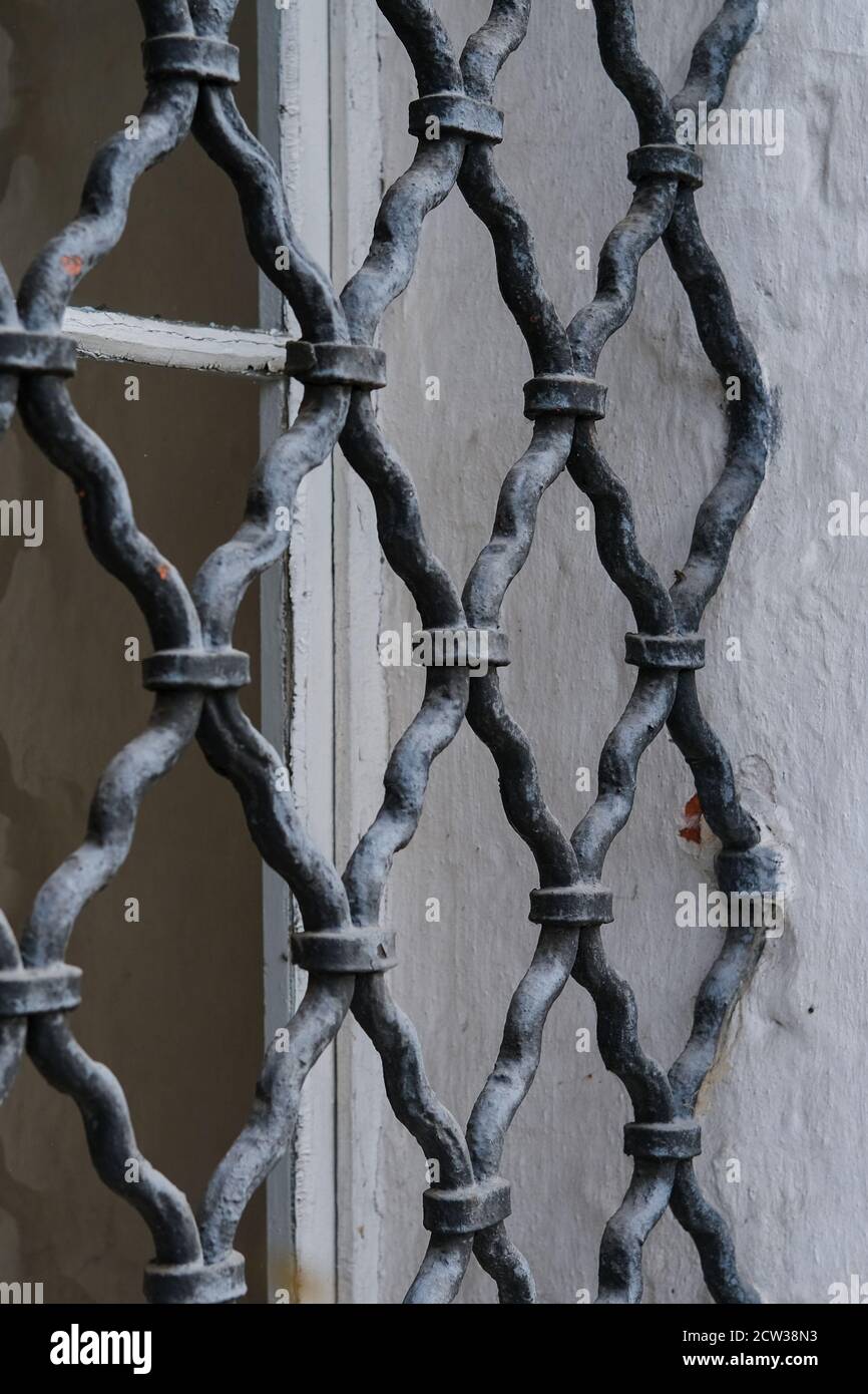 Geschmiedete Gitterstruktur als Schirm oder Zaun für Fensterschutz im alten Kloster. Stockfoto