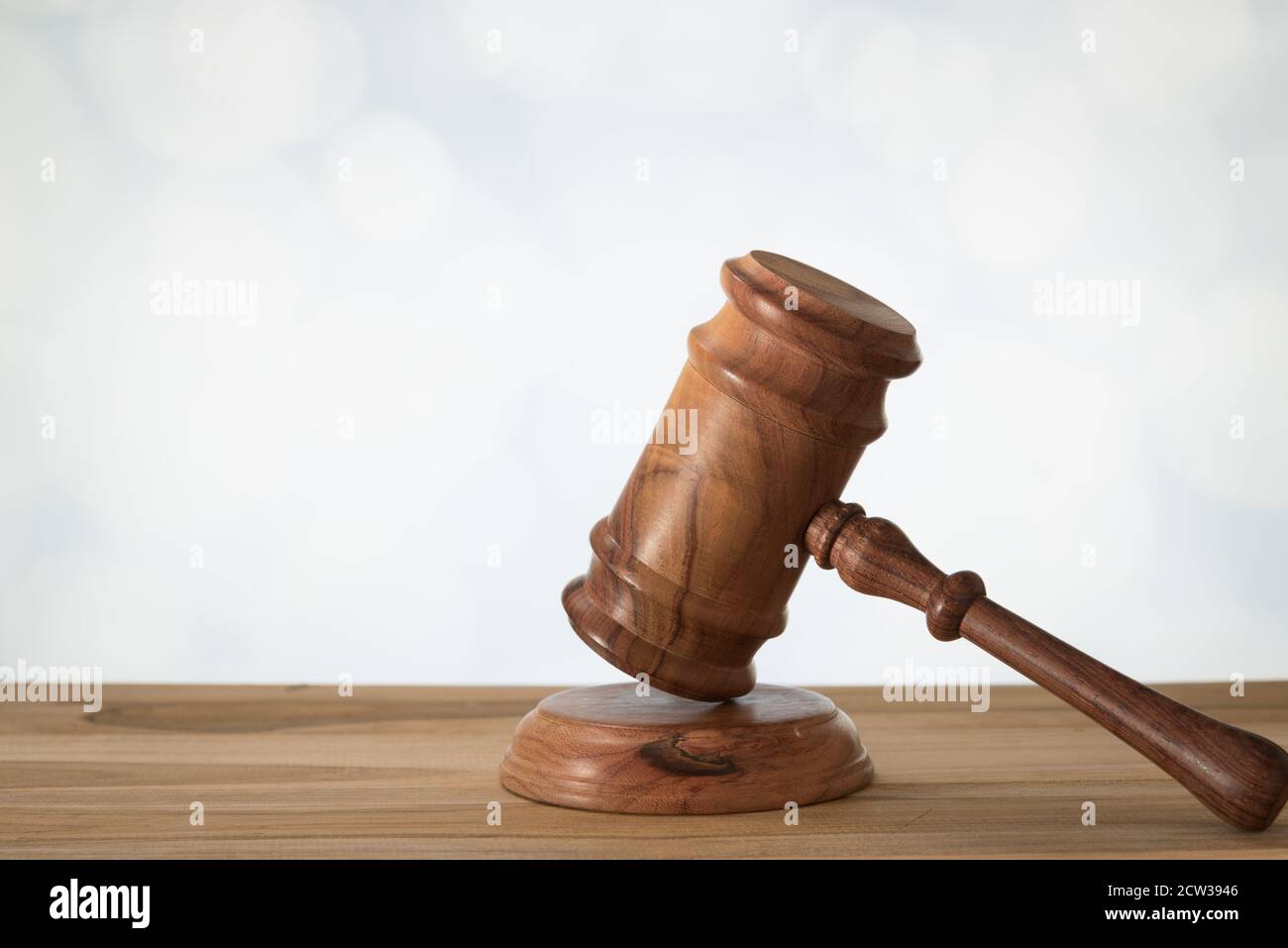 Ein hölzerner Richtergavel und Resonanzboden. Konzept von Recht, Recht, Auktion, Klage. Stockfoto