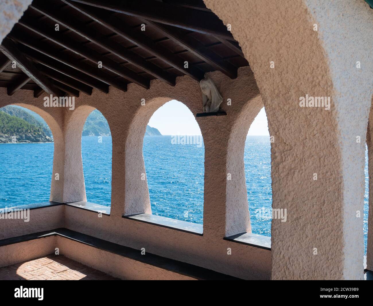 La Madonnina della Punta, kleine Kirche vor dem Meer in der Nähe von Bonassola, La Spezia, Italien Stockfoto