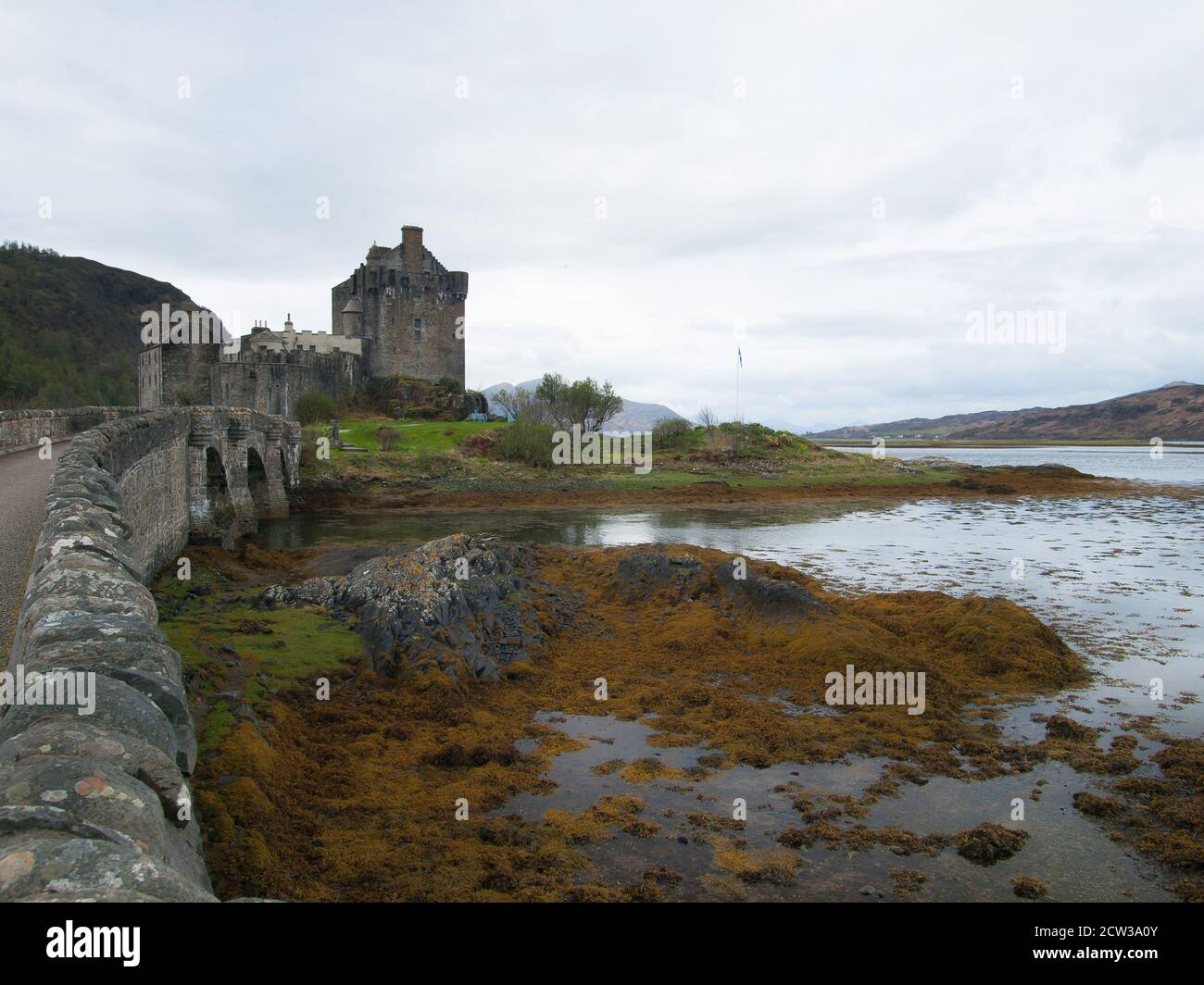 Blick die Brücke hinunter zum Eilean Donan Schloss die Teil der Kintail National Scenic Area Stockfoto