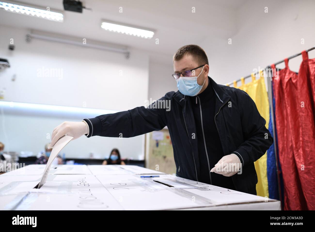 Bukarest, Rumänien - 27. September 2020: Kommunalwahlen in Rumänien: Menschen mit Schutzmasken wählen für die Kommunalwahlen. Stockfoto