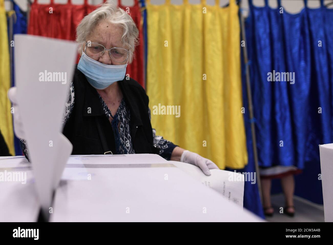 Bukarest, Rumänien - 27. September 2020: Kommunalwahlen in Rumänien: Menschen mit Schutzmasken wählen für die Kommunalwahlen. Stockfoto