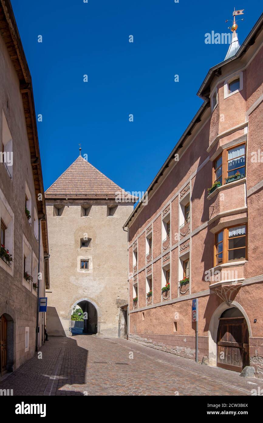 Via Mals, eine der Hauptstraßen im historischen Zentrum von Glurns, die bis zum Nordtor führt, Südtirol, Italien Stockfoto