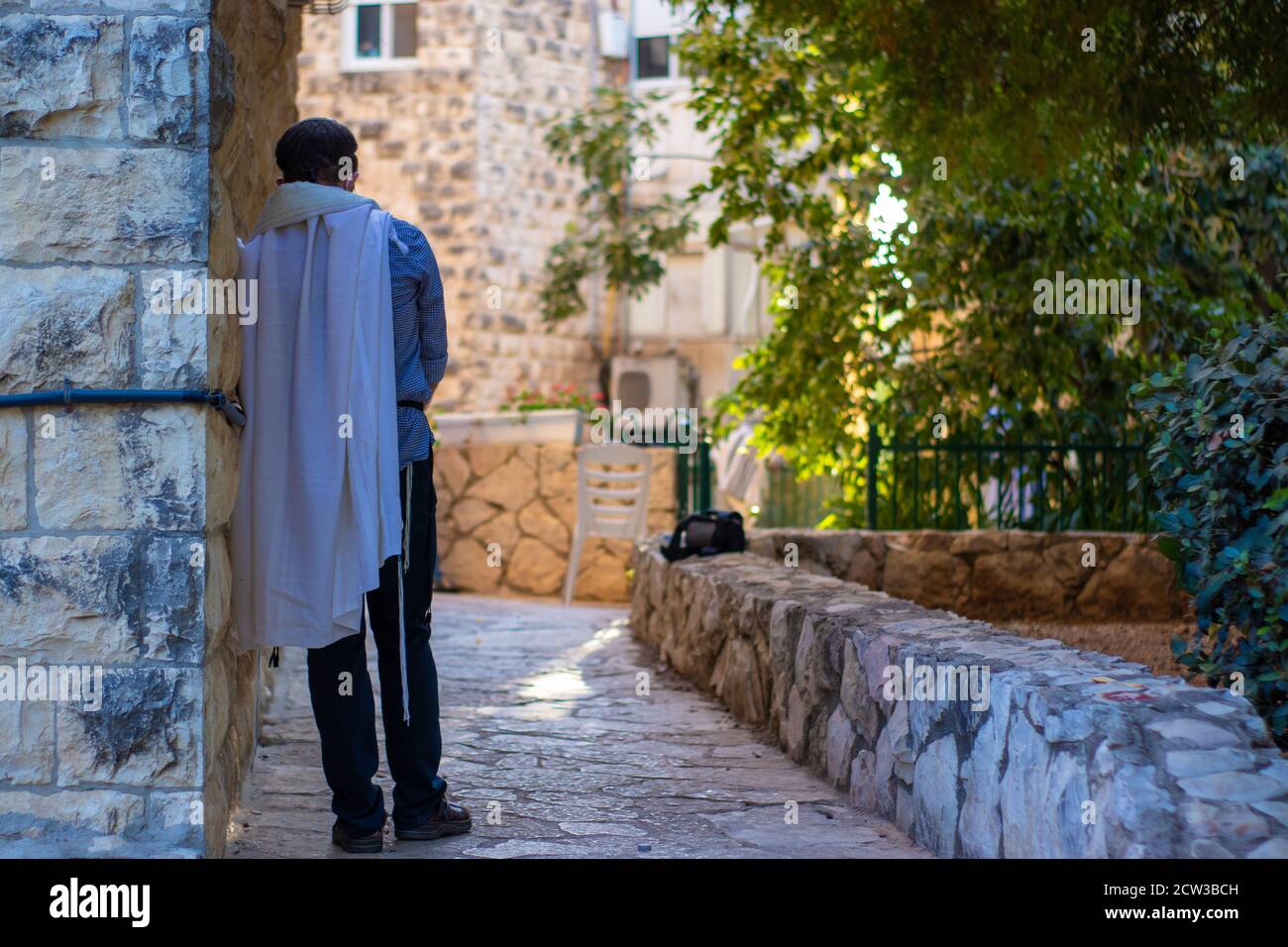 jerusalem, israel. 27-09-2020. Die Menschen beten in öffentlichen Gärten und nicht in Synagogen während der zweiten Schließung während der Tishrei 202 Feiertage, neue regu Stockfoto