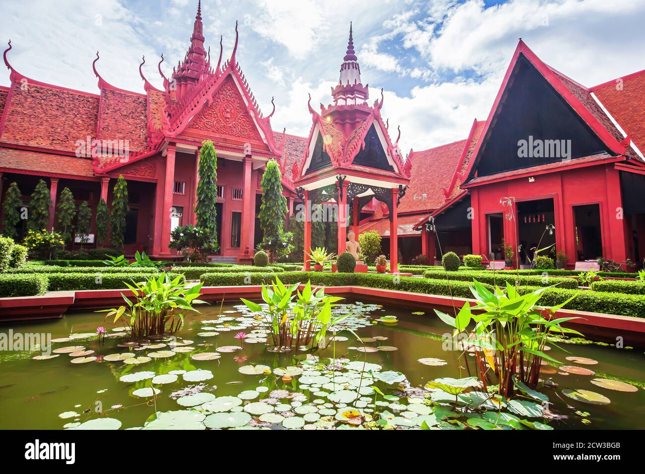 Malerisches Äußeres der traditionellen Khmer-Architektur des Nationalmuseums von Kambodscha, Touristenattraktionen in Phnom Penh. Stockfoto