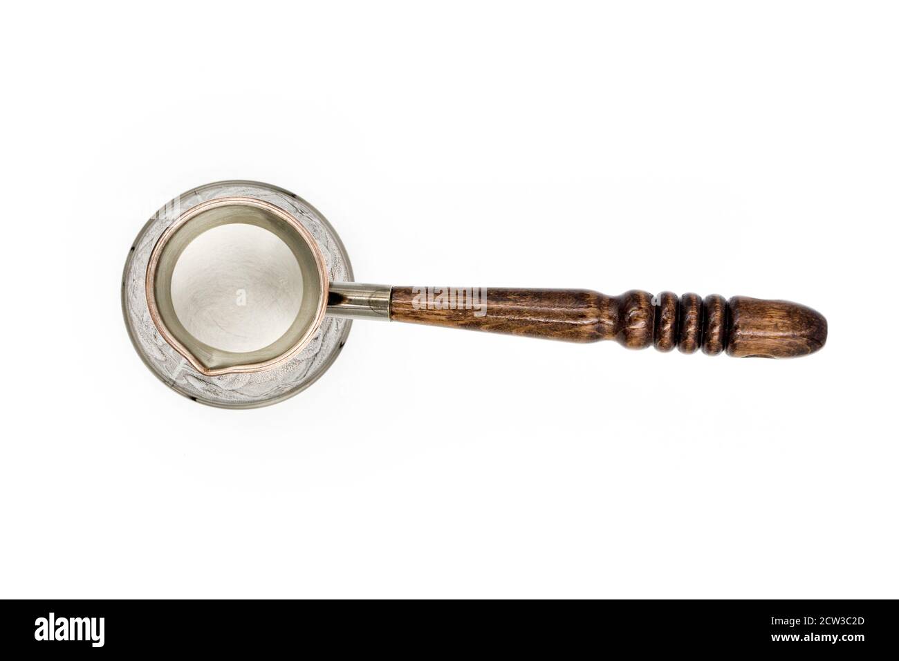 Kupfer-Türke oder Cezve mit einem Holzgriff zum Brühen von Kaffee isoliert auf weißem Hintergrund. Leer, Draufsicht. Stockfoto