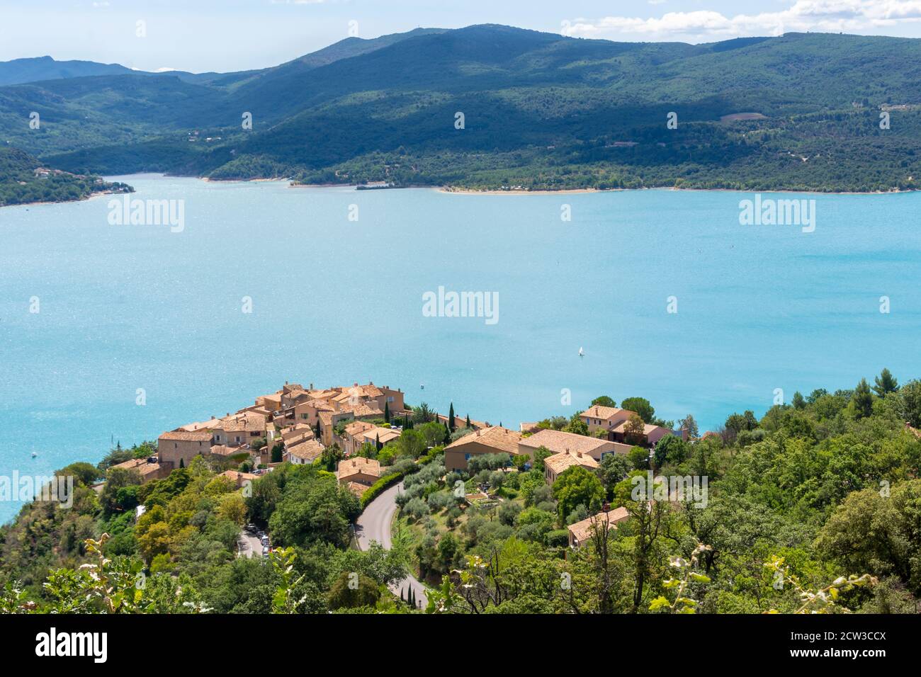 Lac de Sainte-Croix und ein Blick über das Dorf Sainte-Croix-du-Verdon in der Provence, Frankreich. Stockfoto