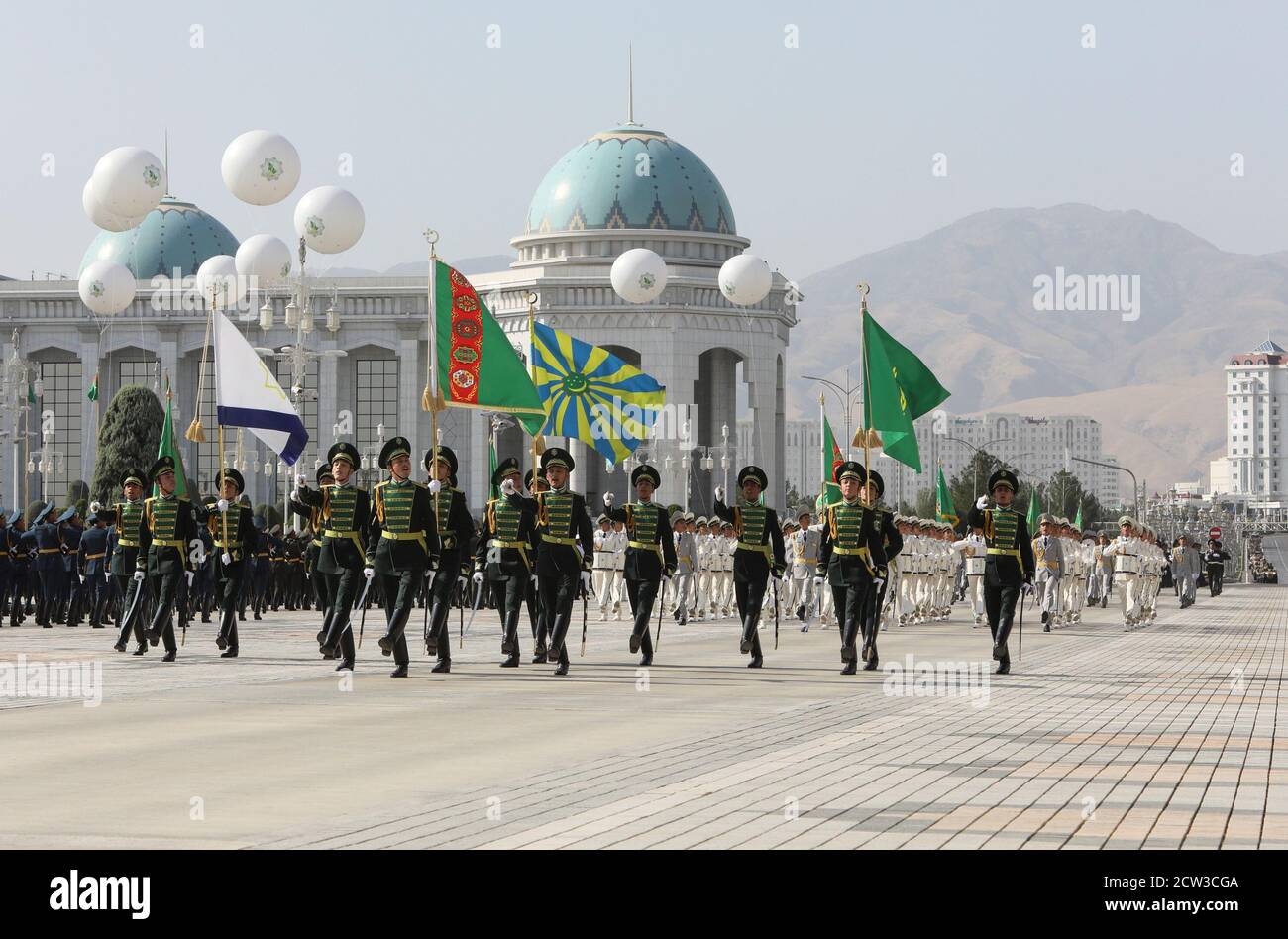 Turkmenische Dienstmitglieder nehmen an einer Parade zum Unabhängigkeitstag in Aschgabat, Turkmenistan, am 27. September 2020 Teil. REUTERS/Wjatscheslaw Sarkisyan Stockfoto