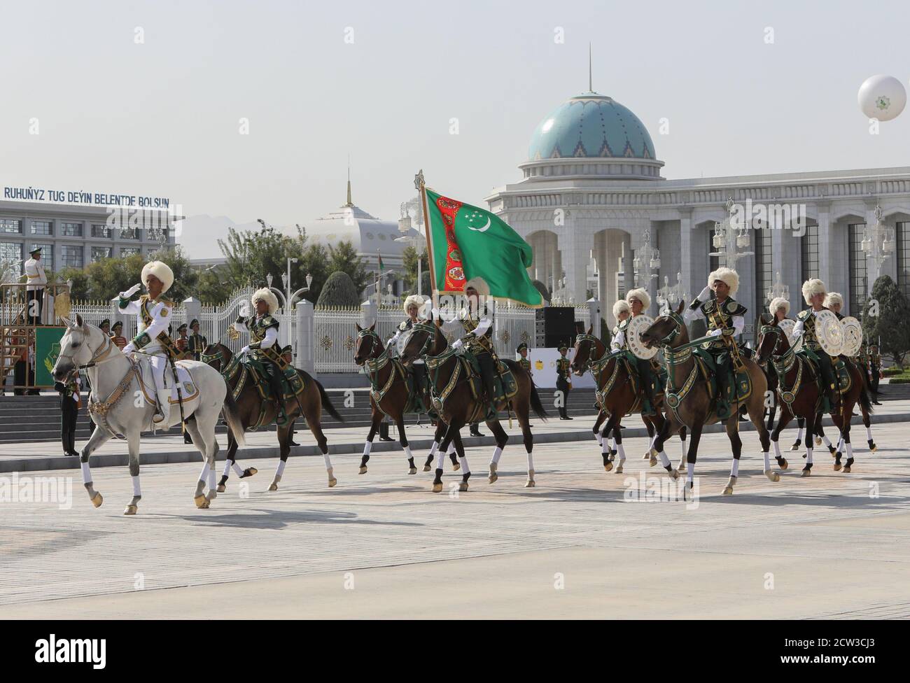Turkmenische Dienstmitglieder reiten auf Pferden während einer Parade zum Unabhängigkeitstag in Aschgabat, Turkmenistan, 27. September 2020. REUTERS/Wjatscheslaw Sarkisyan Stockfoto