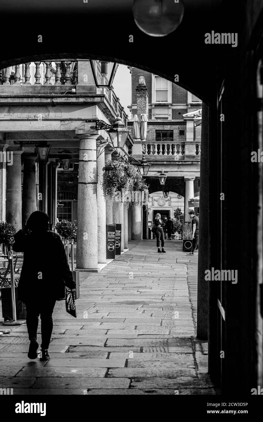 London Covent Garden Telefonzellen Covid-Schilder und Busse Stockfoto