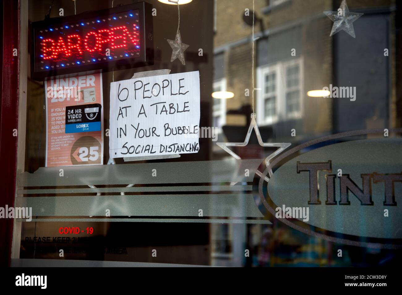 Isle of Wight, September 2020. Ventnor. Offene Bar. Soziale Distanzierung Zeichen im Fenster , die Begrenzung der Kunden auf sechs Personen in einer Blase Stockfoto