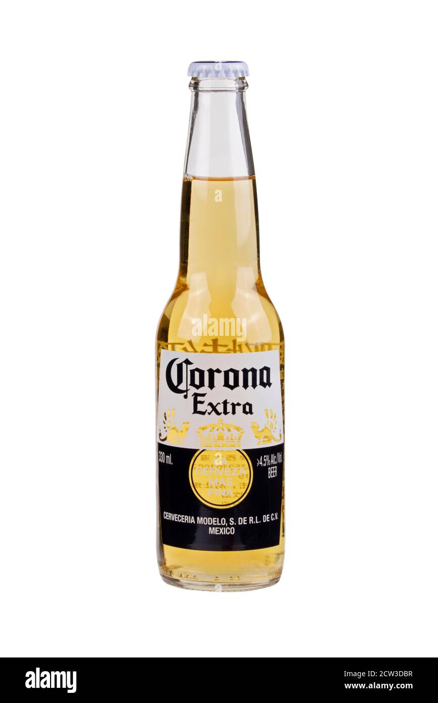 Guilin, China 29. März 2020 Corona Extra ist ein blasses Lagerbier, das in Mexiko hergestellt wird. Es ist eines der meistverkauften Biere weltweit. Isoliert auf weißem BA Stockfoto