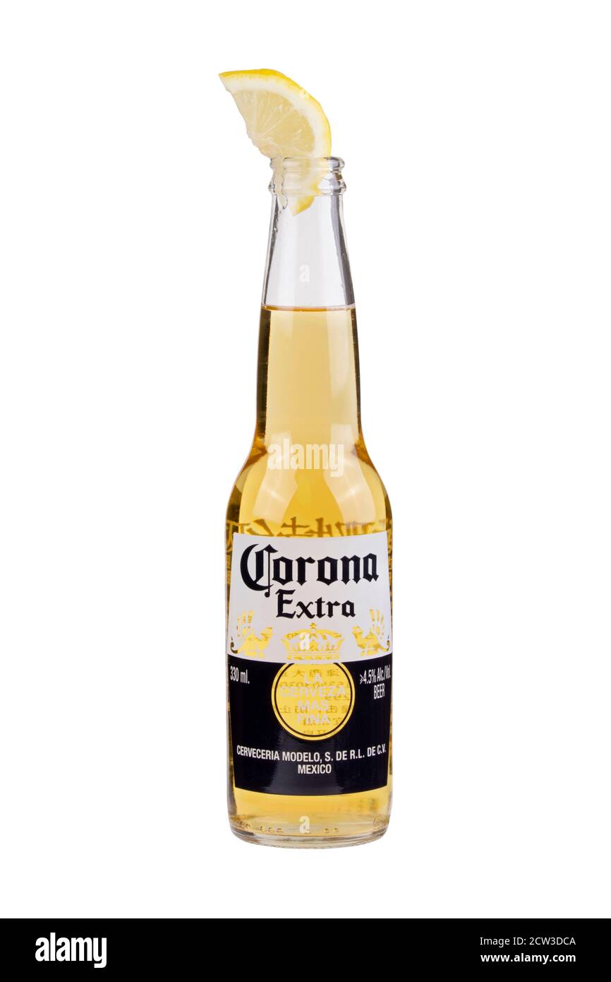 Guilin, China 30. März 2020 Corona Extra ist ein blasses Lagerbier, das in Mexiko hergestellt wird. Es ist eines der meistverkauften Biere weltweit. Isoliert auf weißem BA Stockfoto
