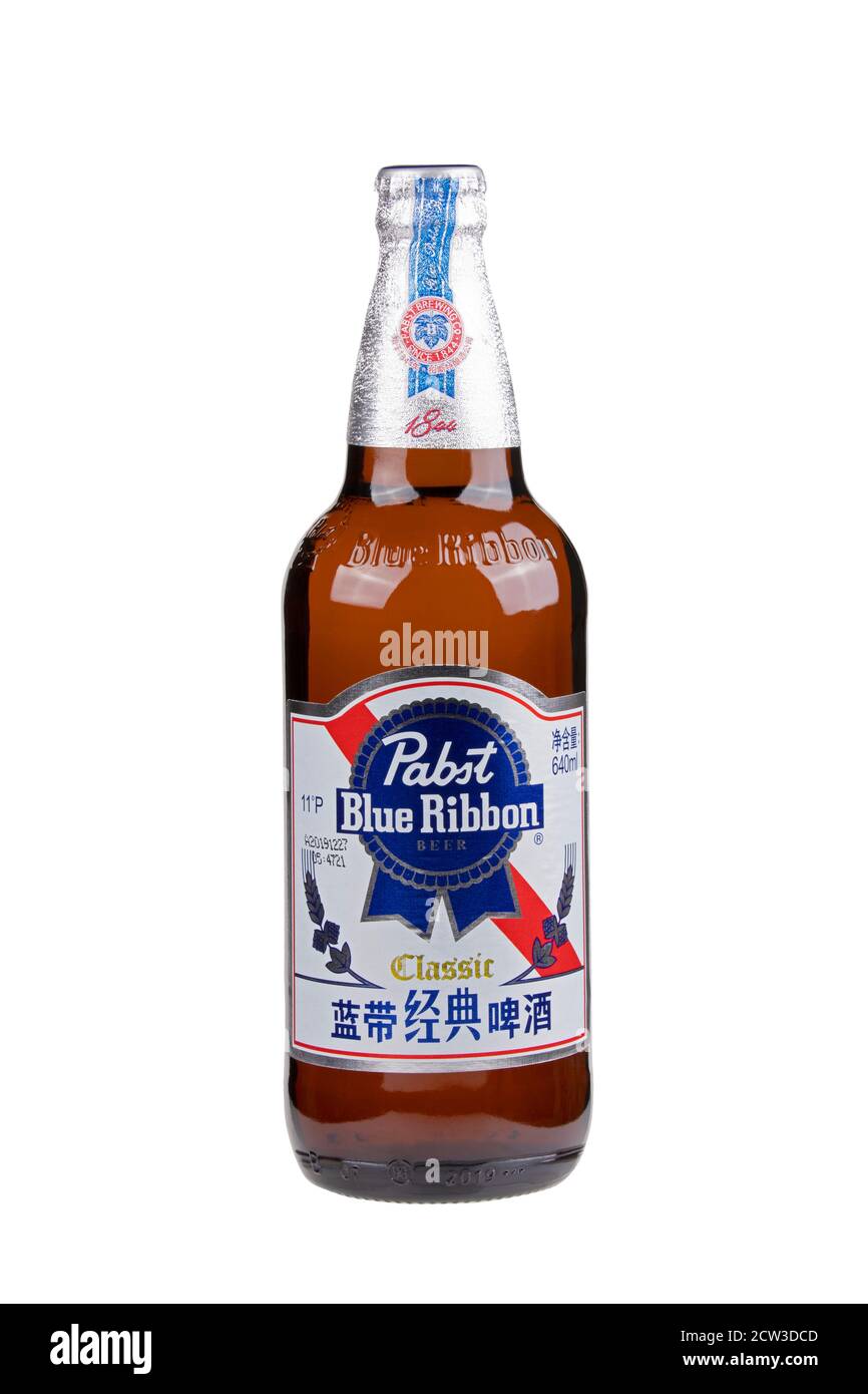 Guilin China March 30, 2020 Pabst Blue Ribbon ist ein sehr beliebtes amerikanisches Lagerbier in China. Isoliert auf weißem Hintergrund Stockfoto