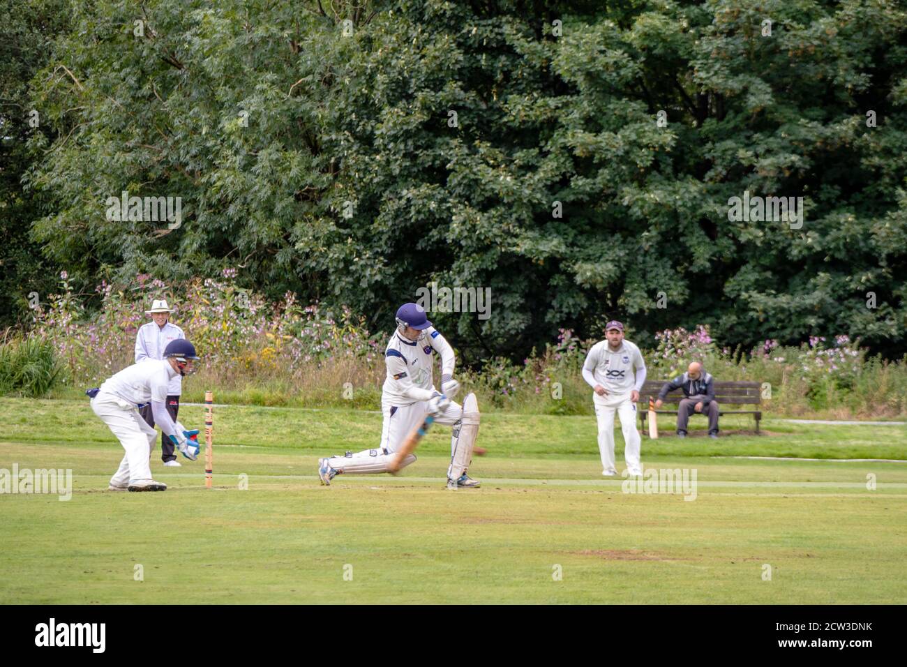 Cricket-Spiel im Dorf Cricket Club, Batsman Bowler Aktion. Stockfoto