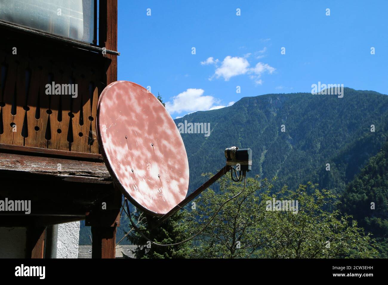 Das Detail der alten schäbigen Satellitenschüssel mit Rost darauf. Es ist eine Illustration der alten Technologie. Stockfoto