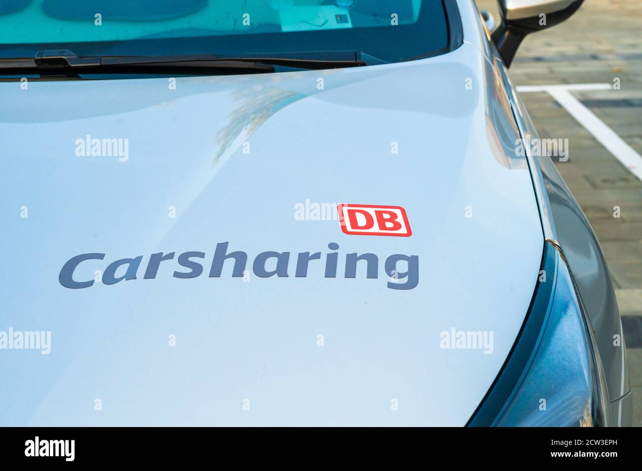Deutschland , Cottbus , 15.09.2020 , Logo DB Carsharing auf der Motorhaube eines Autos Stockfoto