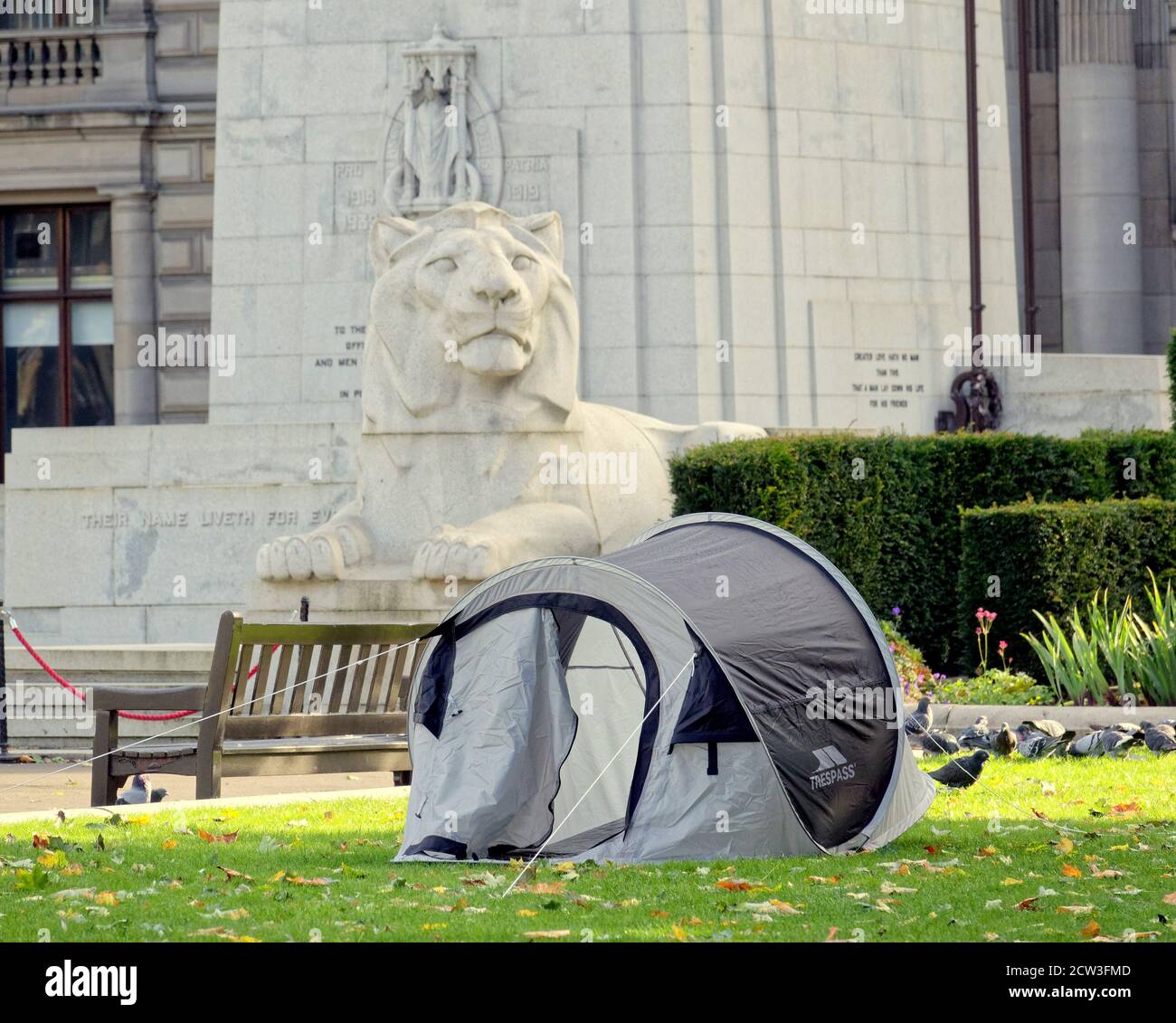 Glasgow, Schottland, Großbritannien, 27. September 2020: George Square mit seinem Kenotaph, Statuen der großen und guten, gepflegten Rasenflächen und dem architektonischen Wunder der Stadtkammern ließ die Schmählichkeit eines heimatlosen Zeltes draußen über Nacht zur Unterhaltung der Einheimischen und Touristen erscheinen. . Quelle: Gerard Ferry/Alamy Live News Stockfoto