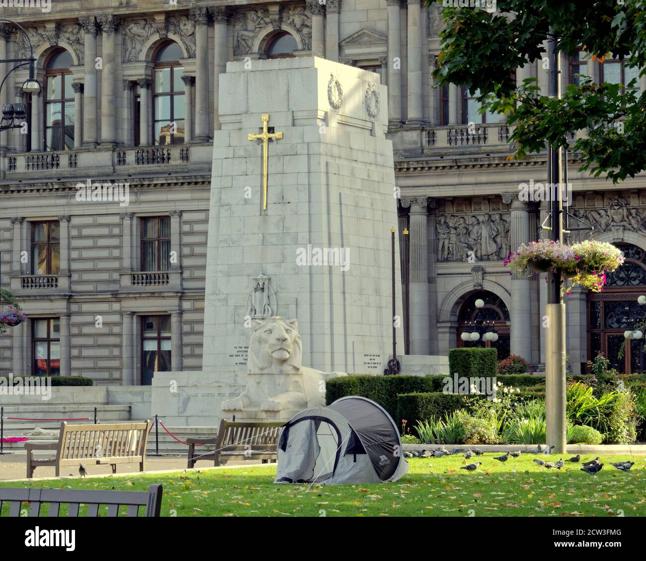 Glasgow, Schottland, Großbritannien, 27. September 2020: George Square mit seinem Kenotaph, Statuen der großen und guten, gepflegten Rasenflächen und dem architektonischen Wunder der Stadtkammern ließ die Schmählichkeit eines heimatlosen Zeltes draußen über Nacht zur Unterhaltung der Einheimischen und Touristen erscheinen. . Quelle: Gerard Ferry/Alamy Live News Stockfoto