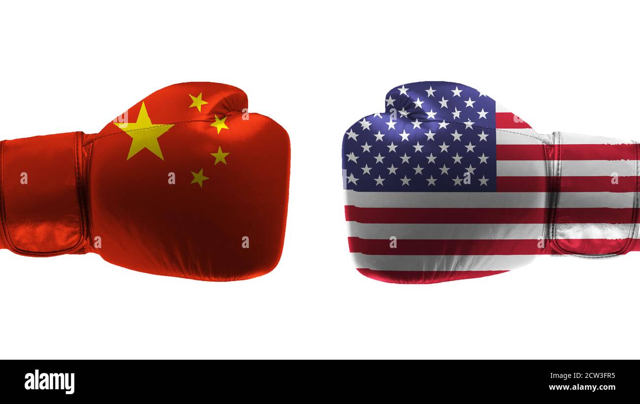 Konzept des Konflikts zwischen der Volksrepublik China und den Vereinigten Staaten von Amerika mit zwei Boxhandschuhen. 3d-Rendering Stockfoto