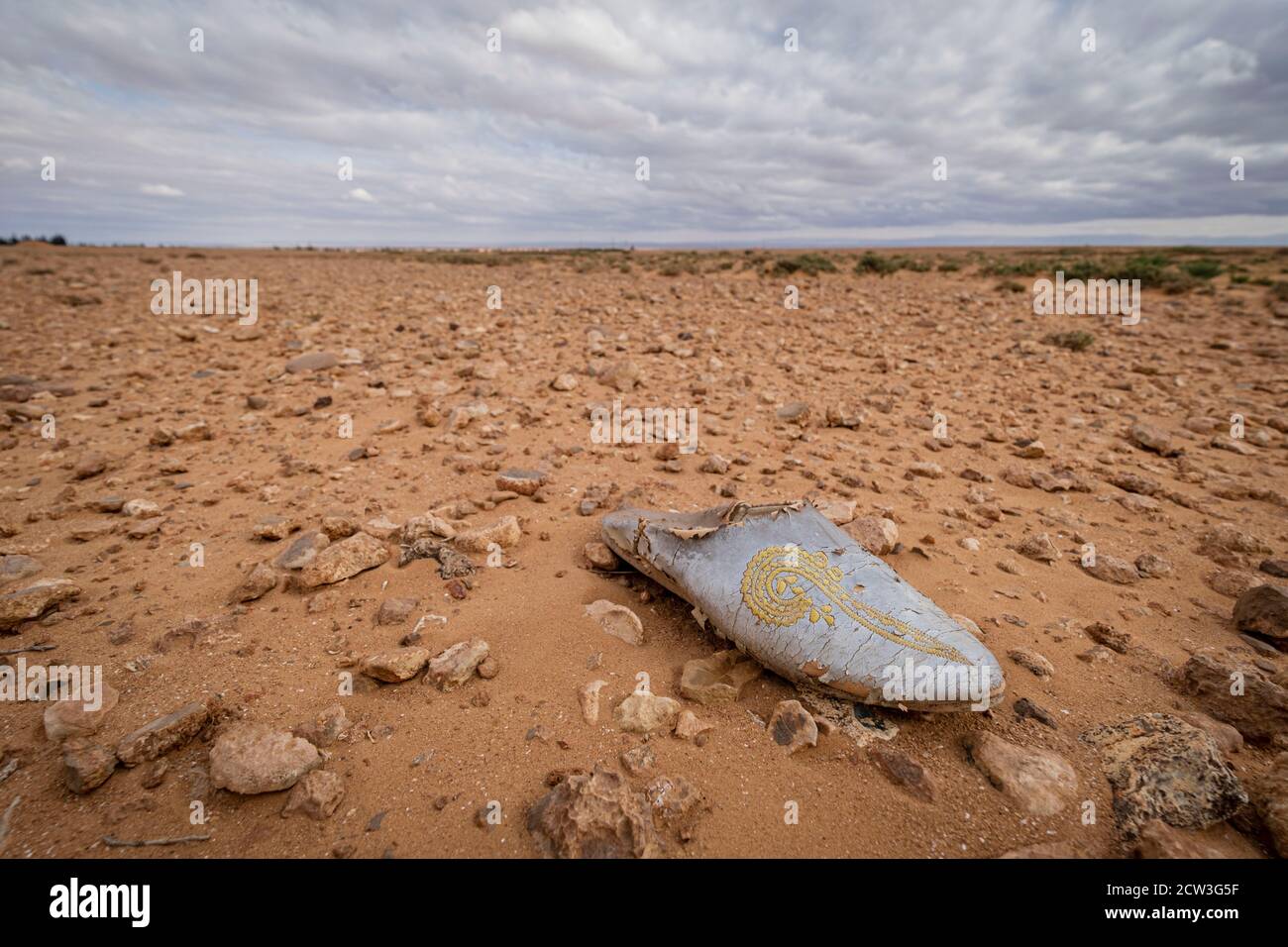 Alpargata magrebi perdida en el desierto, valle del Muluya. Atlas medio. Marruecos, Afrika Stockfoto