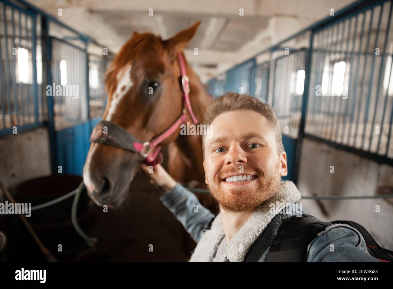 Reiter, der sich darauf vorbereitet, über das Hippodrom zu reiten Stockfoto