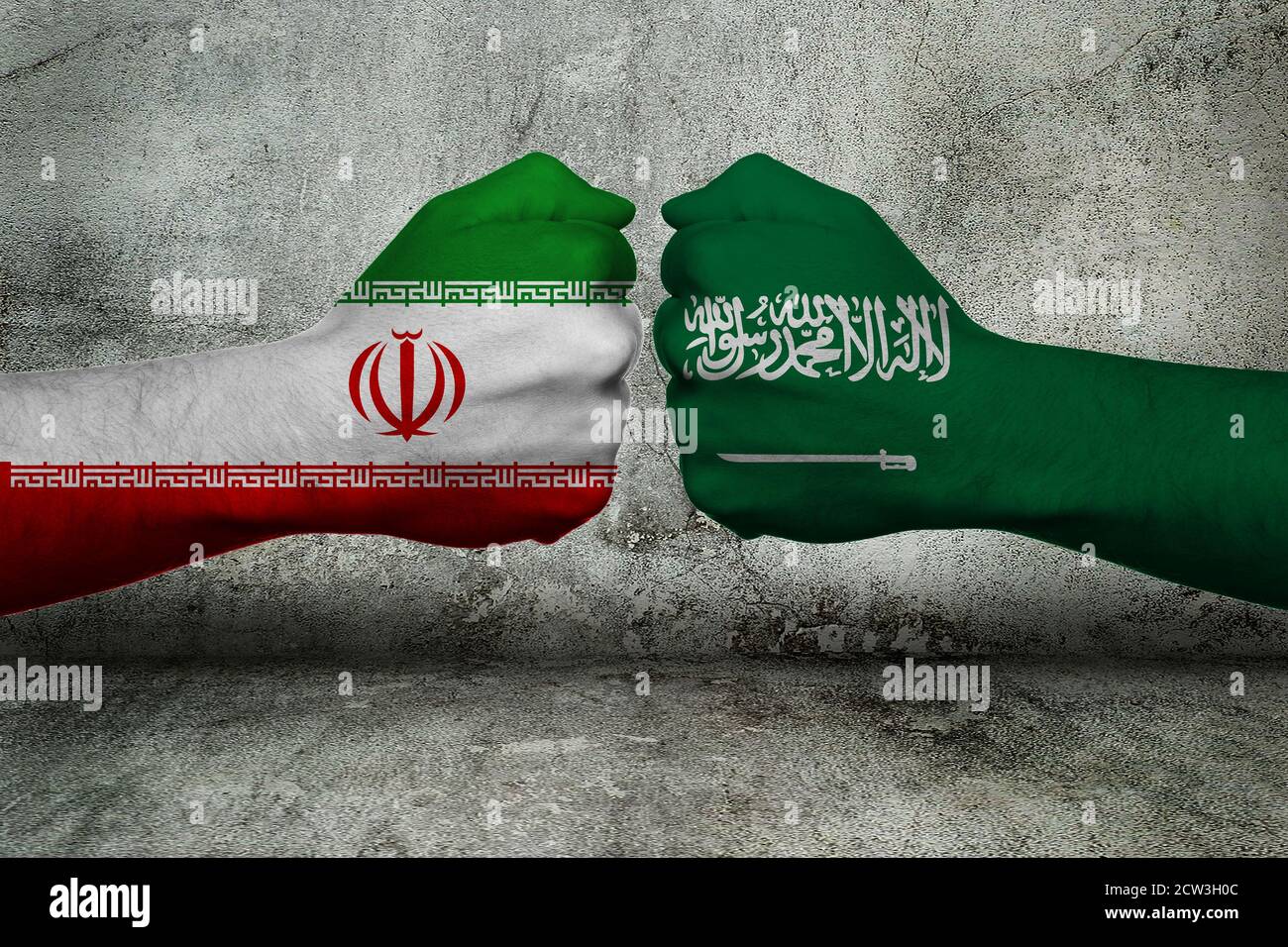 Konzept des Konflikts zwischen der Islamischen Republik Iran Und das Königreich Saudi-Arabien mit zwei gegnerischen Fäusten Vor einer Wand Stockfoto