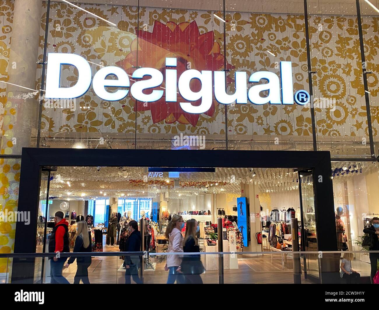 Mönchengladbach, Deutschland - 9. September. 2020: Blick auf Desigual  Fashion Label Company Store vorne im Minto Einkaufszentrum (Fokus auf  Schriftzug Stockfotografie - Alamy