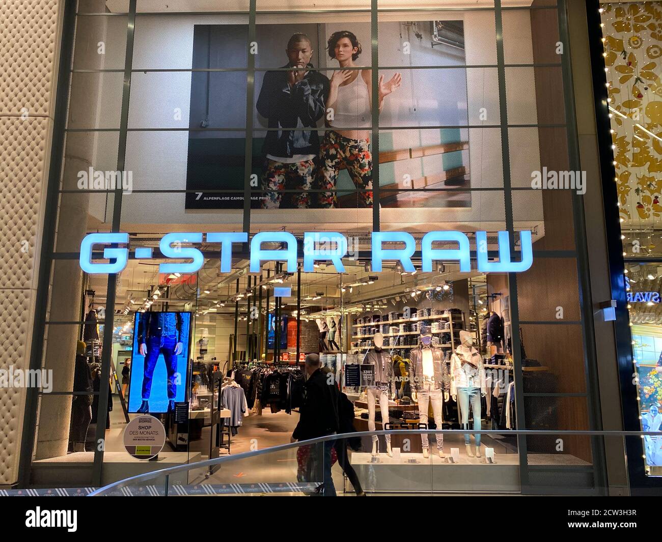 Mönchengladbach, Deutschland - 9. September. 2020: Blick auf G-Star Raw  Fashion Label Unternehmen vor dem Minto Einkaufszentrum Stockfotografie -  Alamy