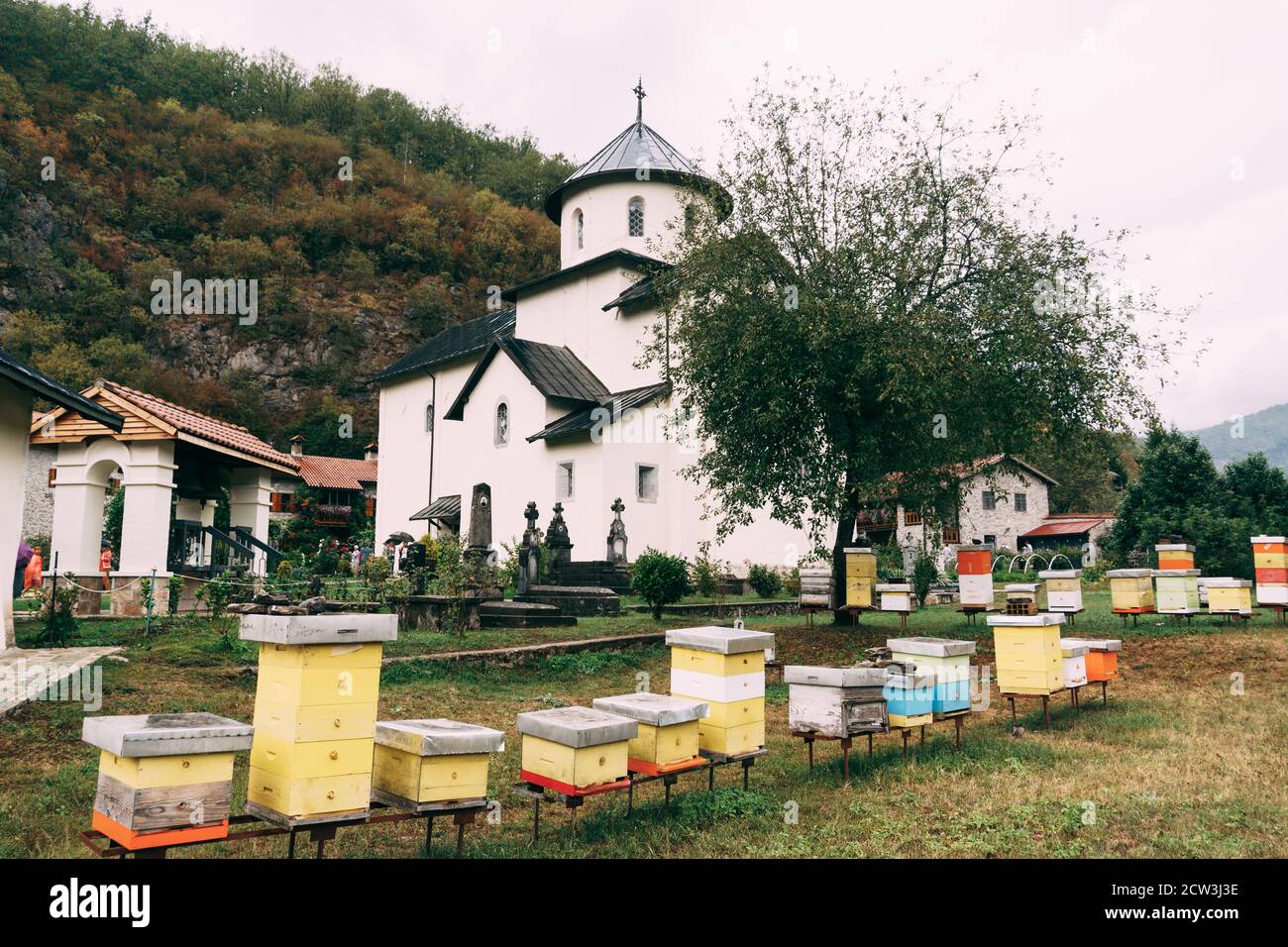 Die Bienenstöcke im Bienenhaus neben dem Tempel sind weiß, die Häuser und der alte Friedhof. Stockfoto