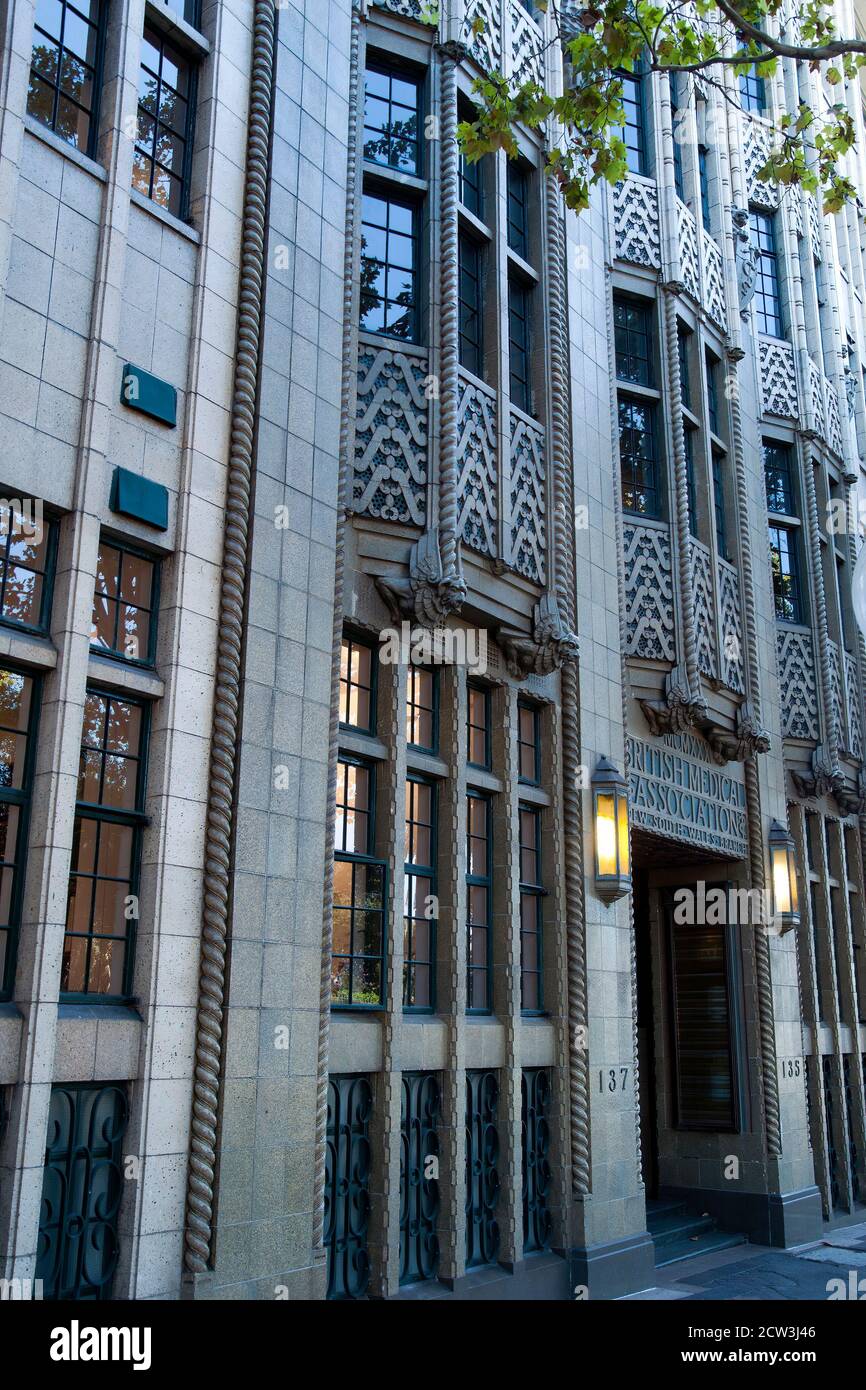 Sydney Australia, Fassade des British Medical Association House, Art déco-Stil mit „Mittelalter“- und „Gothic“-Dekoration bei Sonnenuntergang Stockfoto