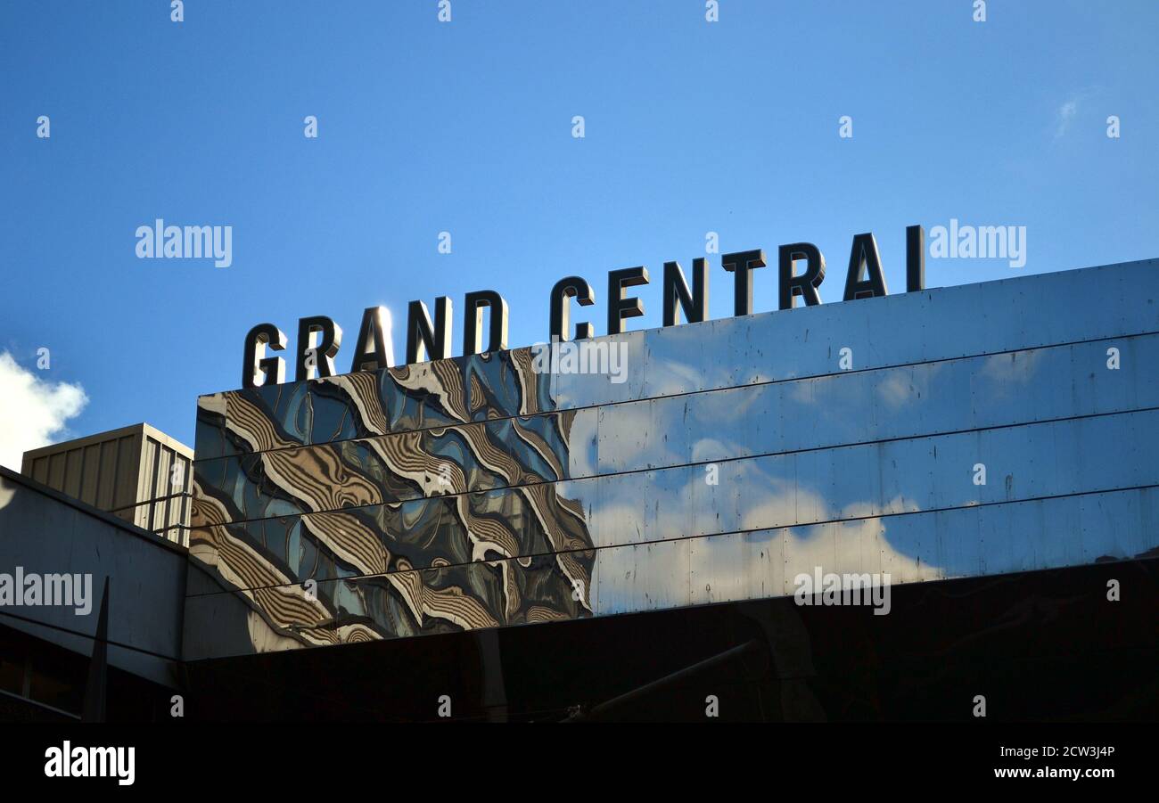 Grand Central Station, Birmingham New Street. Das Grand Central Schild über dem berühmten reflektierenden Glasgebäude der New Street Station Stockfoto